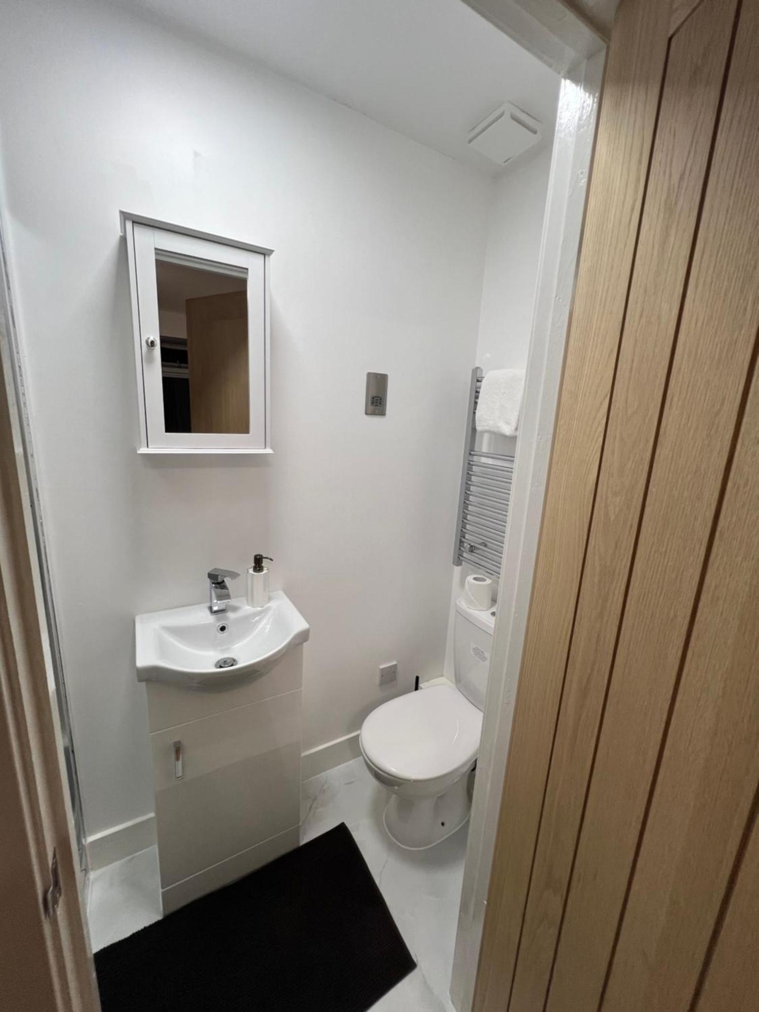 Modern Suite Feltham Экстерьер фото