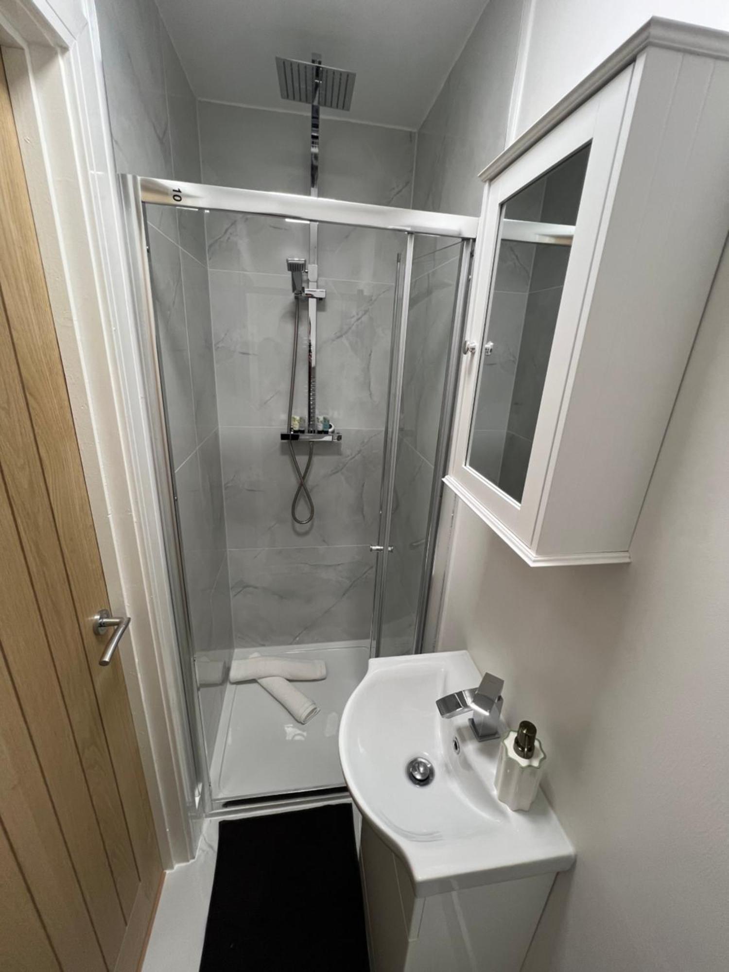 Modern Suite Feltham Экстерьер фото
