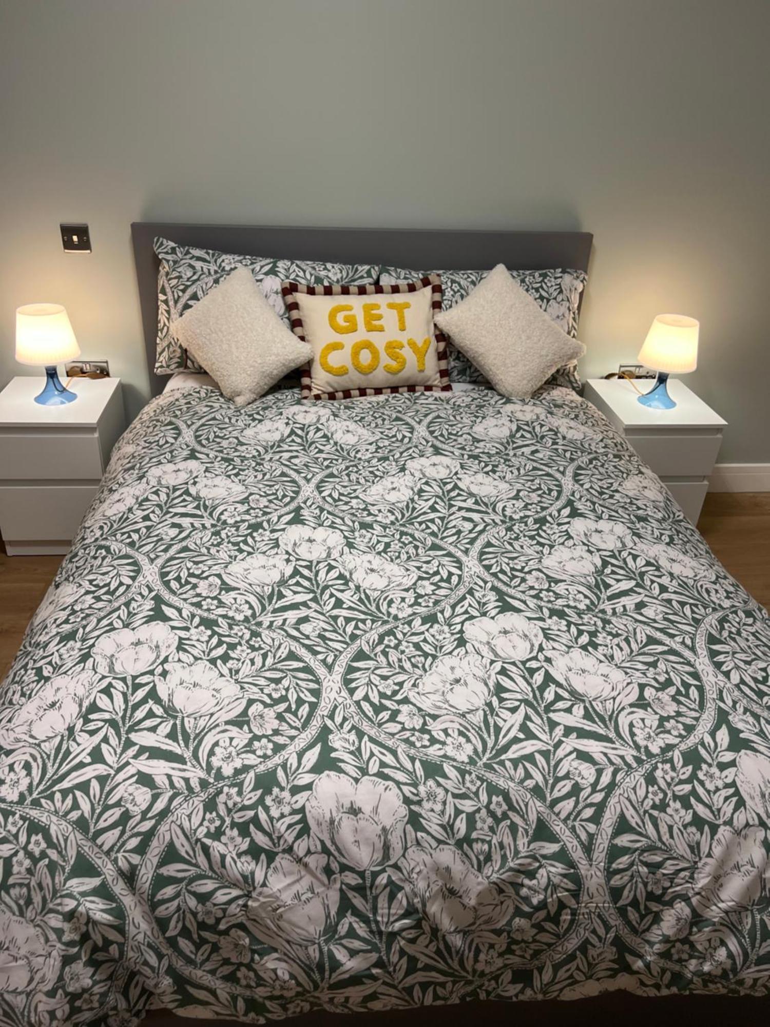 Modern Suite Feltham Экстерьер фото