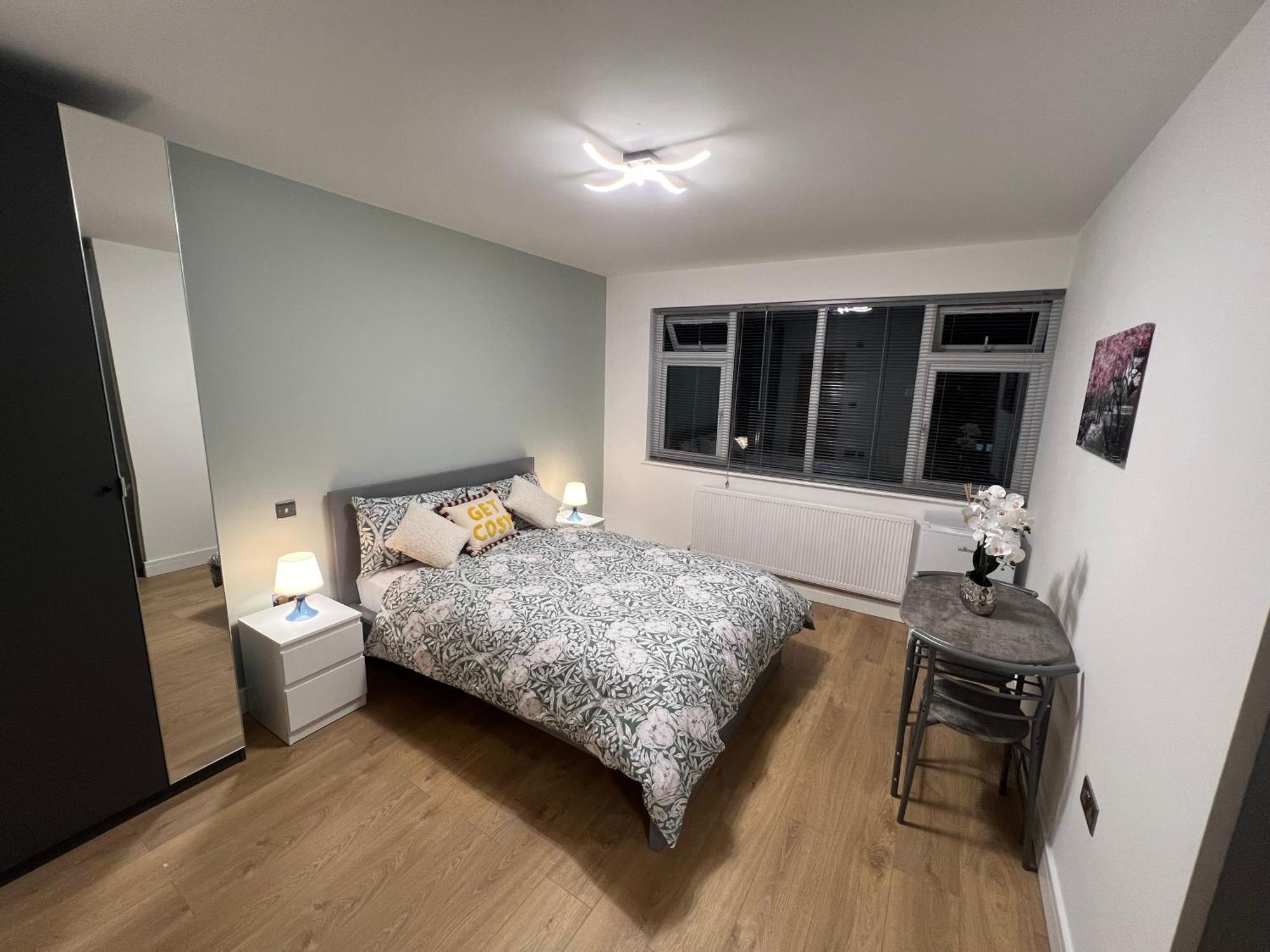 Modern Suite Feltham Экстерьер фото