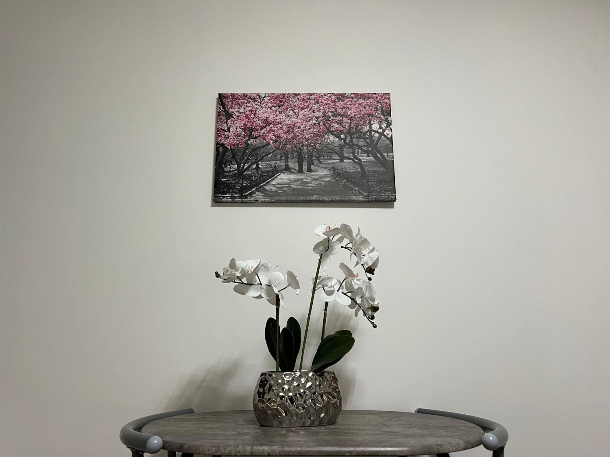 Modern Suite Feltham Экстерьер фото