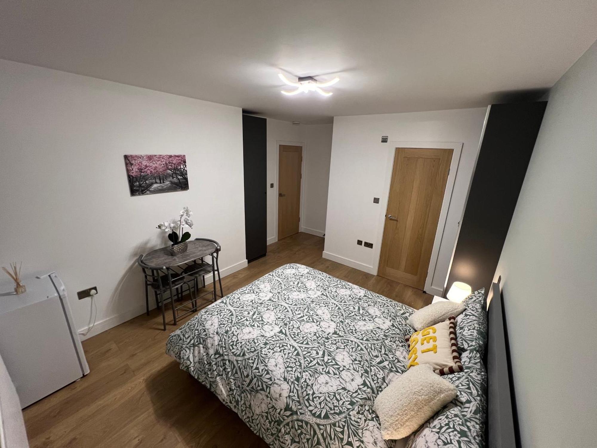 Modern Suite Feltham Экстерьер фото