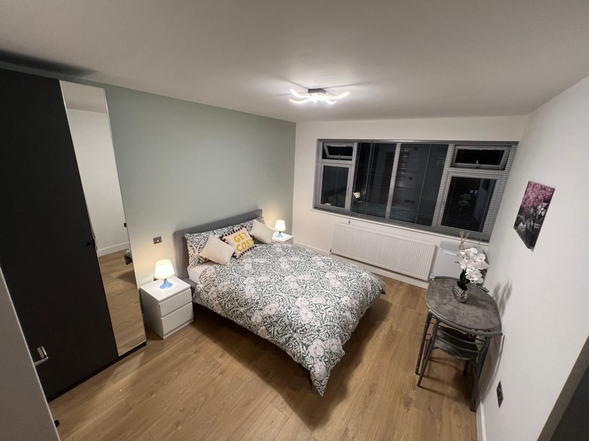 Modern Suite Feltham Экстерьер фото