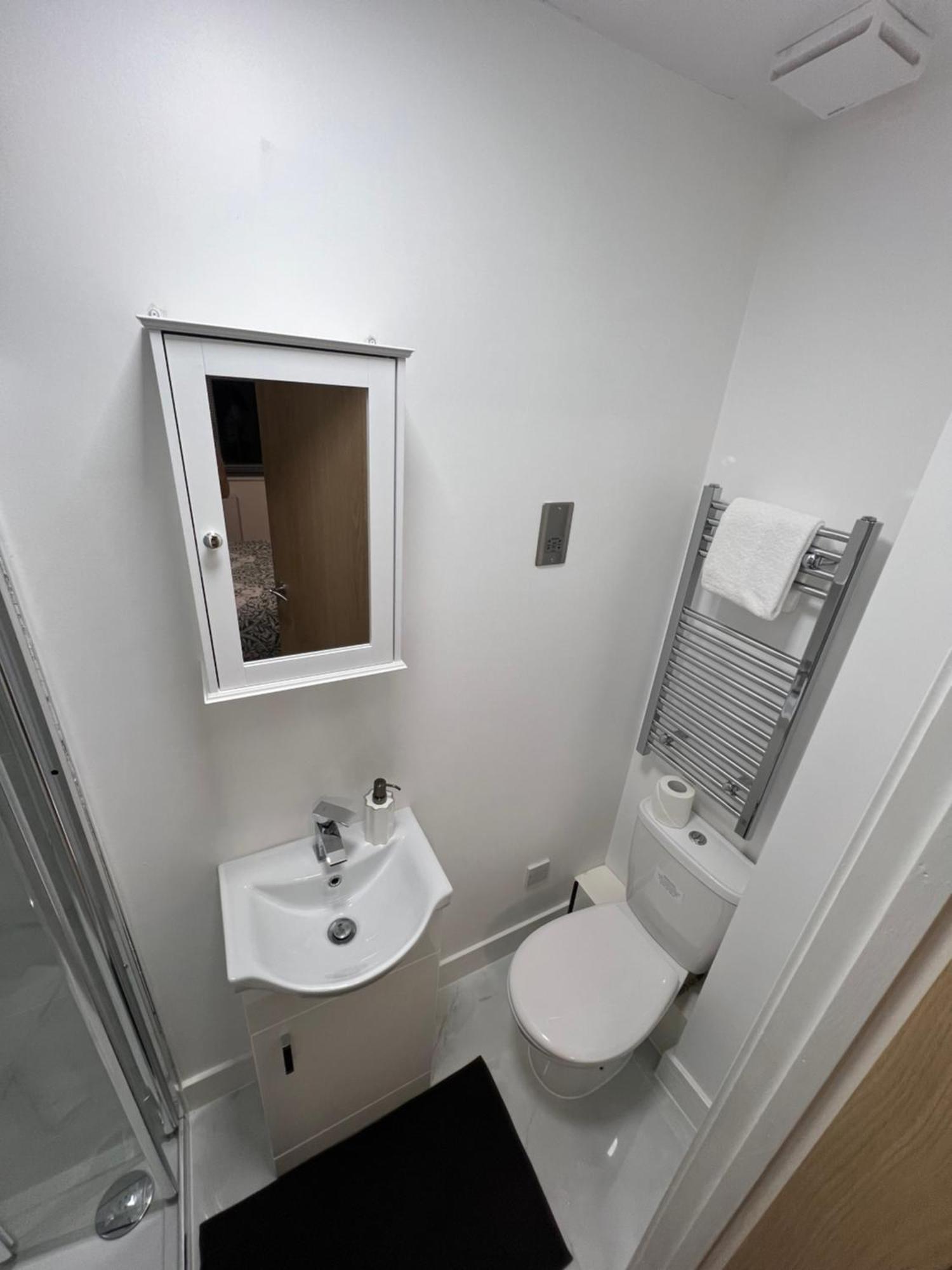 Modern Suite Feltham Экстерьер фото